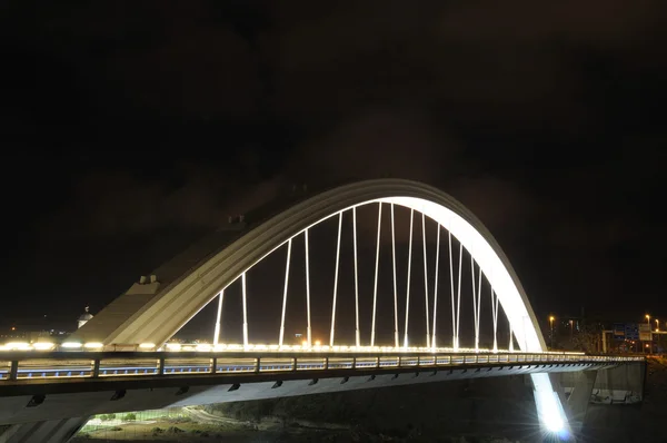公路桥梁在夜间 — 图库照片
