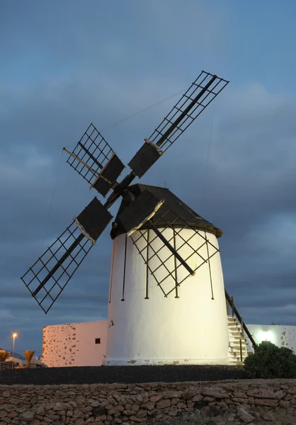 Traditionelle Windmühle nachts beleuchtet, Spanien — Stockfoto
