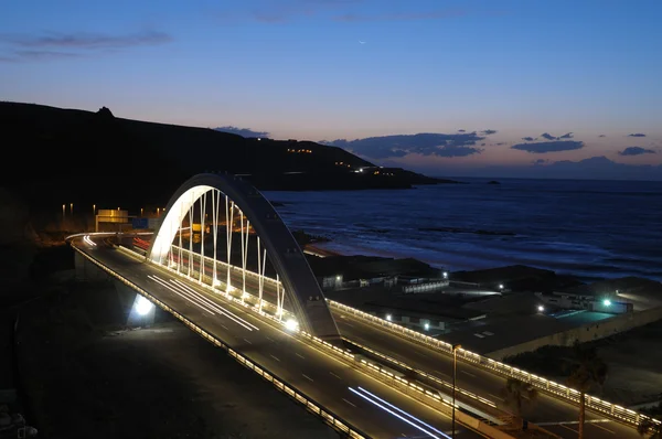 在晚上的公路大桥。德大加那利岛拉斯帕尔马斯 — 图库照片