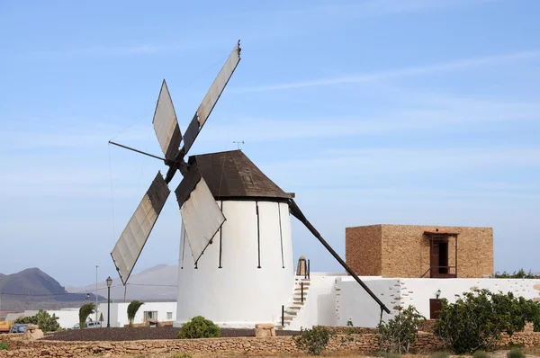 Tradiční větrný mlýn ve Španělsku — Stock fotografie