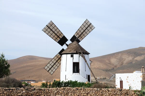 Historický větrný mlýn ve Španělsku — Stock fotografie