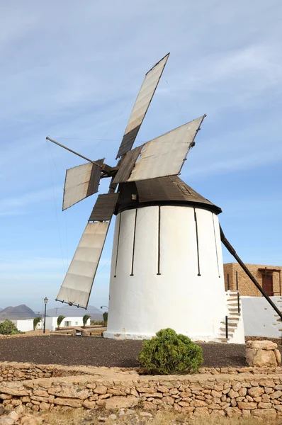 Starý větrný mlýn ve Španělsku — Stock fotografie