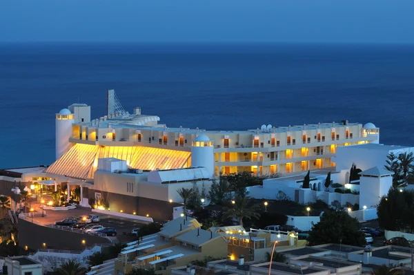 酒店的建设在海岸晚上照亮 — 图库照片