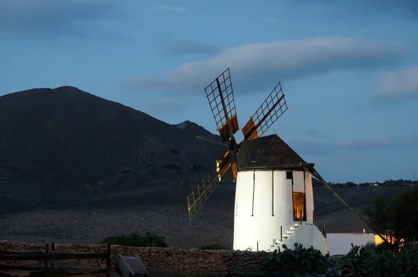 Molino de viento tradicional iluminado por la noche, España — Foto de Stock