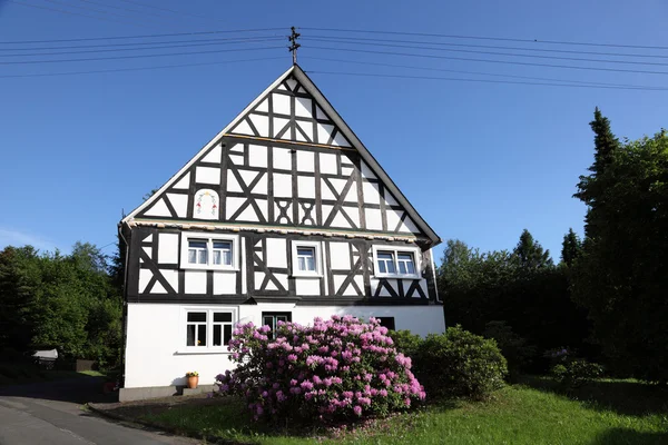 Casa tradicional de meia-madeira na Alemanha — Fotografia de Stock