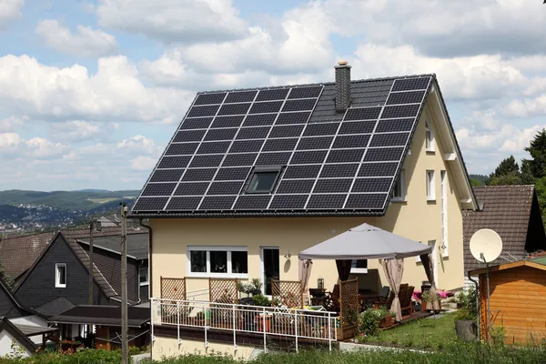 Haus mit Sonnenkollektoren auf dem Dach — Stockfoto