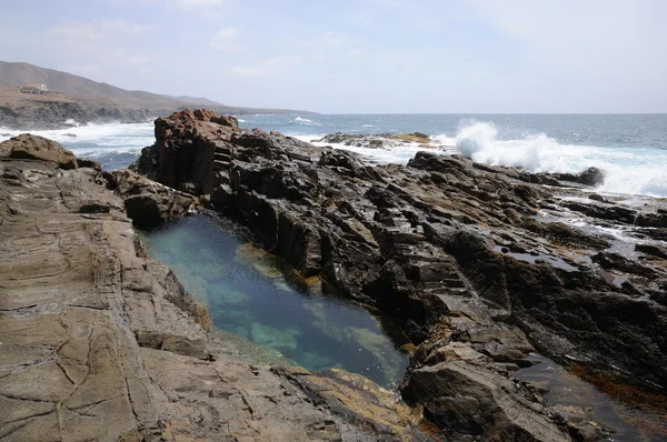 Rotsachtige kustlijn, Canarische eiland fuerteventura — Stockfoto