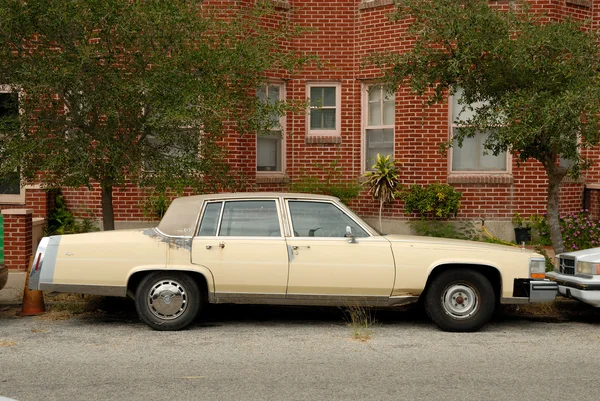 Ročník americký sedan zaparkoval před dům — Stock fotografie