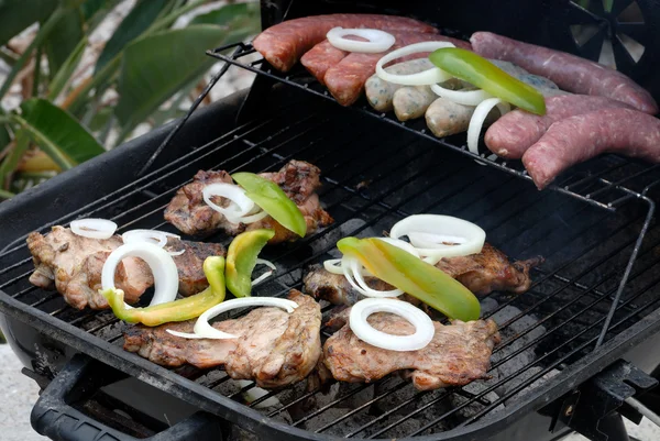 Primo piano di un barbecue con carne e verdure — Foto Stock