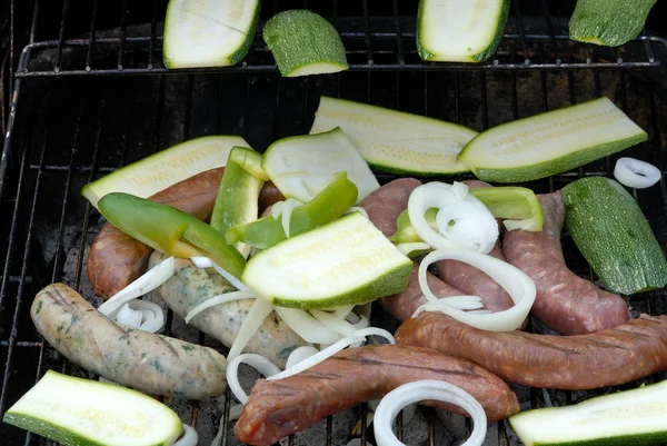 Saucisses et légumes sur barbecue — Photo