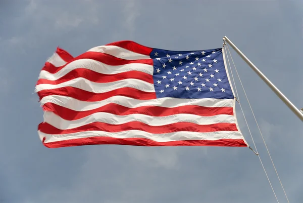 Bandera del estado estadounidense ondeando en el viento, con cielo azul y nubes en el bac —  Fotos de Stock