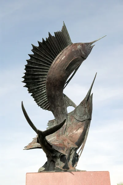 Escultura de dois grandes peixes espada — Fotografia de Stock