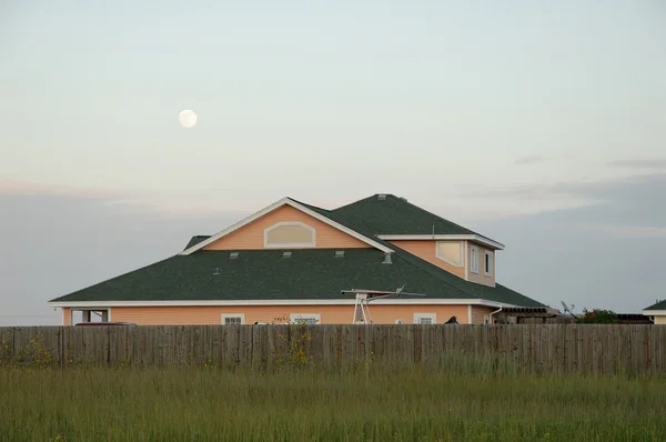 アメリカ合衆国で典型的な郊外の家 — ストック写真