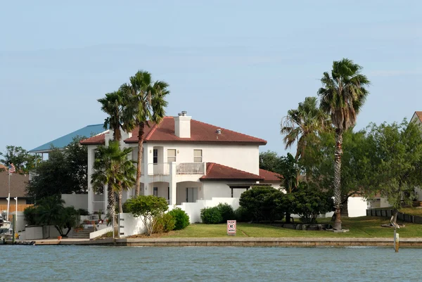 Casa junto al agua en Padre Island, sur de Texas, EE.UU. — Foto de Stock