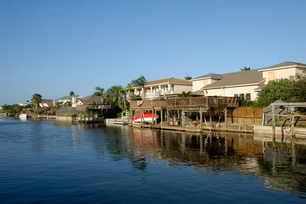 Casas junto al agua en Padre Island, Texas — Foto de Stock