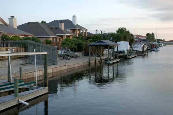Casas en el canal, Padre Island, Texas — Foto de Stock