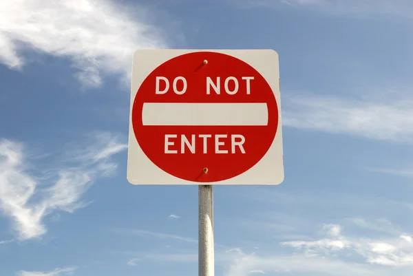 Do not Enter sign against blue sky — стоковое фото