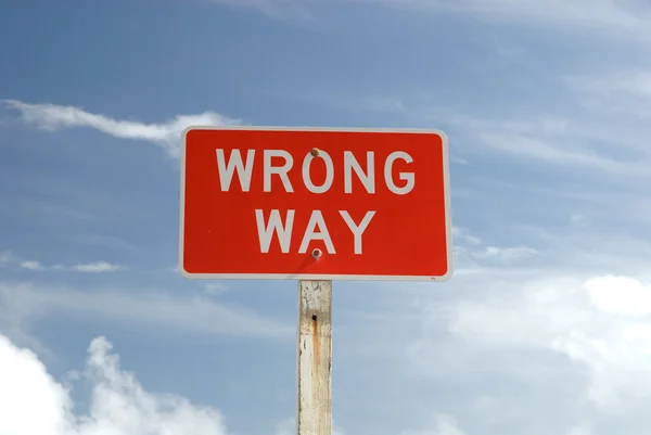 Wrong Way sign against blue sky — Stock Photo, Image