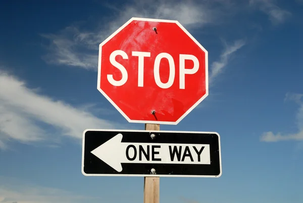 Зупинити один шлях дорожніх знаків — стокове фото