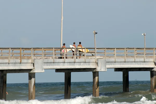Surfers op de pier — Stockfoto