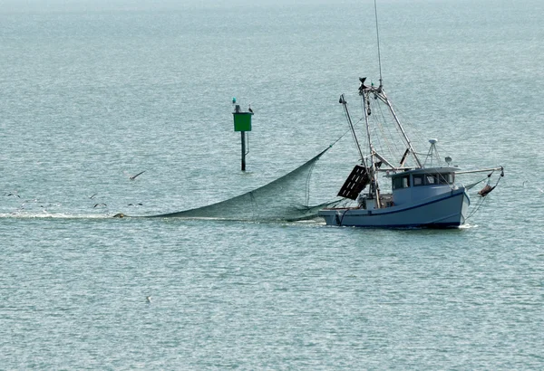 Pieni kalastusvene — kuvapankkivalokuva