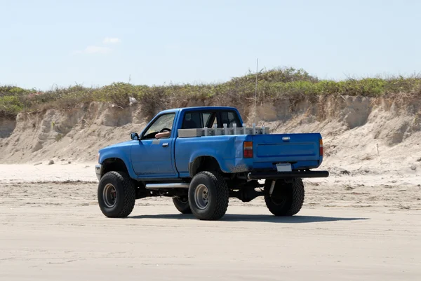Camião de recolha na praia — Fotografia de Stock