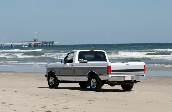 Pickup truck jazdy na plaży — Zdjęcie stockowe