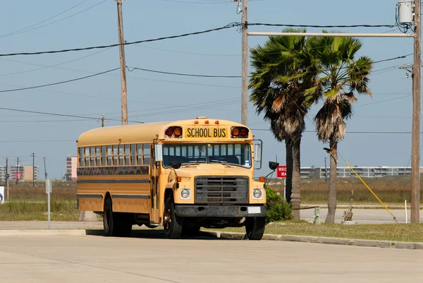 Желтый американский школьный автобус — стоковое фото