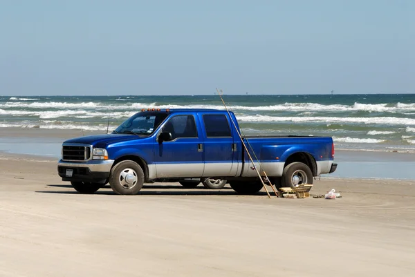 Camião de recolha na praia — Fotografia de Stock