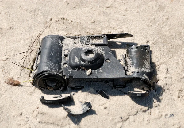 Παλιά σπασμένα φωτογραφική μηχανή στην άμμο — Φωτογραφία Αρχείου