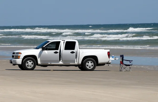 Kumsalda beyaz kamyonet — Stok fotoğraf
