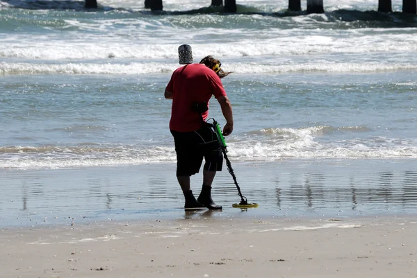 Человек, использующий металлоискатель на пляже — стоковое фото