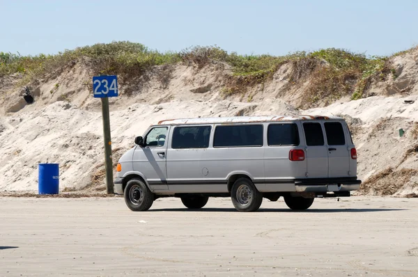 Stary van jazdy na plaży — Zdjęcie stockowe