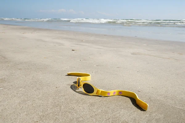 Okulary słoneczne na plaży — Zdjęcie stockowe