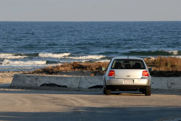 Auto geparkeerd aan het strand — Stockfoto