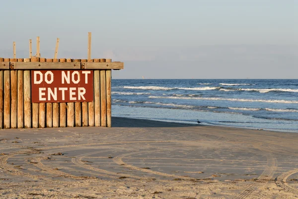 Не вводить знак на пляже — стоковое фото