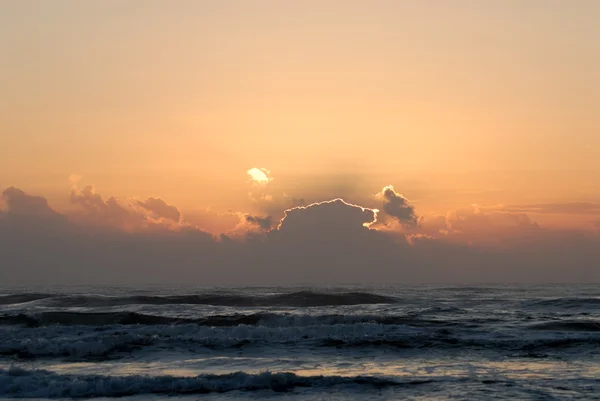 Nascer do sol sobre o oceano — Fotografia de Stock