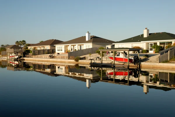 Häuser am Wasser auf Padre Island, Texas — Stockfoto