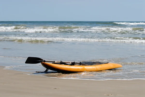 Kajak på stranden — Stockfoto