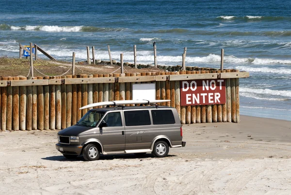 Van surfer na plaży — Zdjęcie stockowe