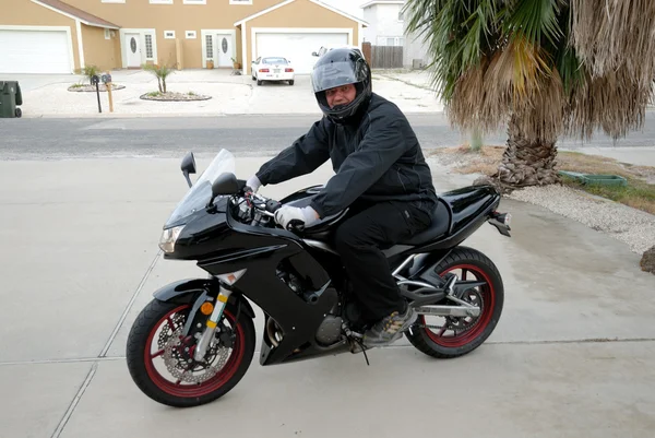 Mann på svart motorsykkel – stockfoto