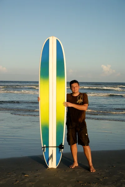 Серфер на пляжі — стокове фото
