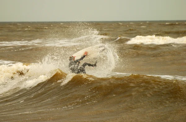 Серфинг по волнам — стоковое фото