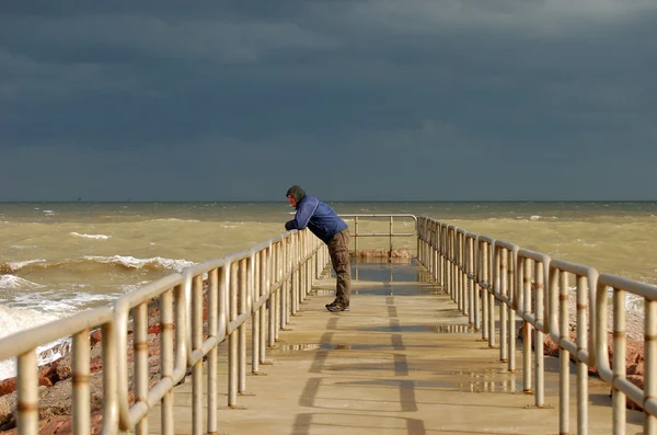 Eenzame man permanent op de pier — Stockfoto