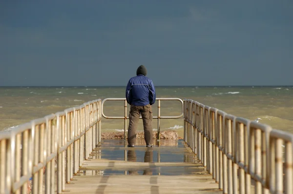 Einsamer Mann auf dem Pier — Stockfoto