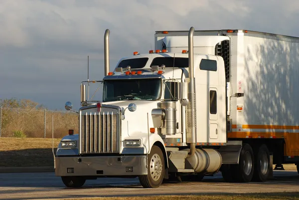 Grote Amerikaanse semi vrachtwagen — Stockfoto