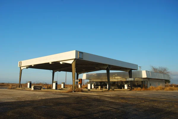 Övergiven bensinstation — Stockfoto
