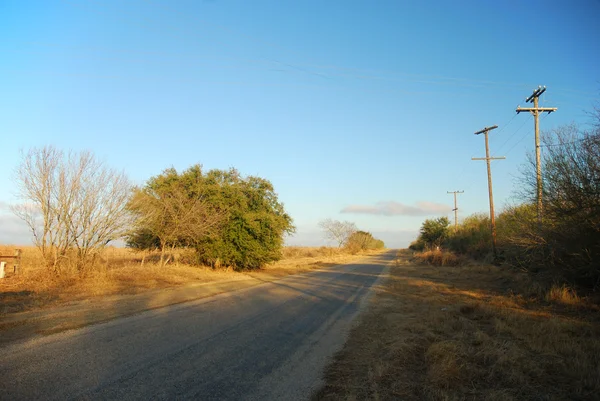 Одинокая проселочная дорога в южных США — стоковое фото