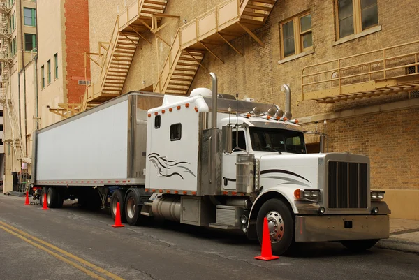 Stora amerikanska semi truck — Stockfoto