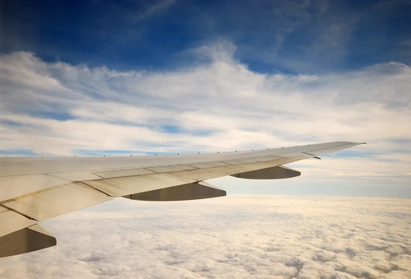 Paesaggio nuvoloso con ala di aereo — Foto Stock